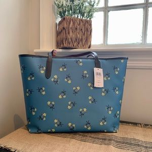 🎉Coach City Tote, Blue Floral Bow, Magnetic Snap Closure, New